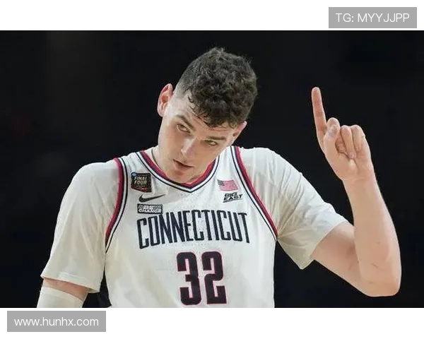 克林根攻防两端展现内线统治力半场高效砍下六分九板助球队稳住局势